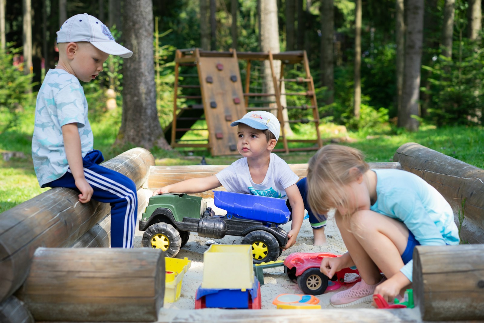 Niños jugando al aire libre
